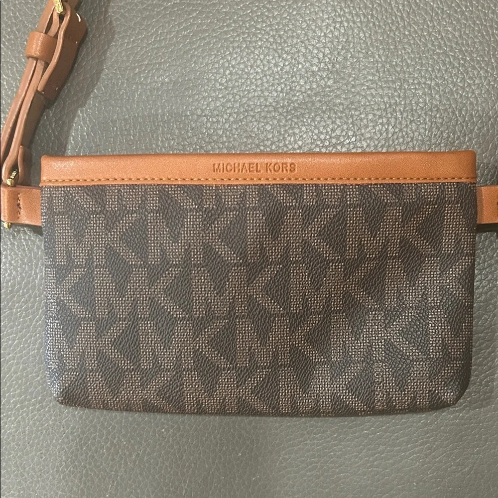Michael Kors Signature Jet Set Logo Belt Bag - Picture 3 of 10